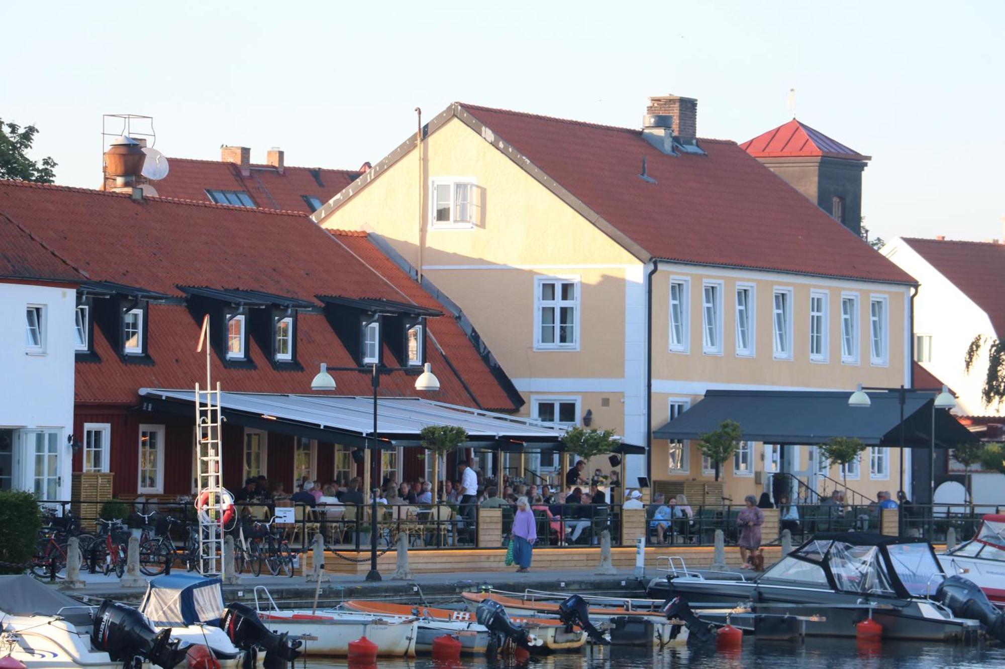 Ahus Gaestgivaregard Exterior foto